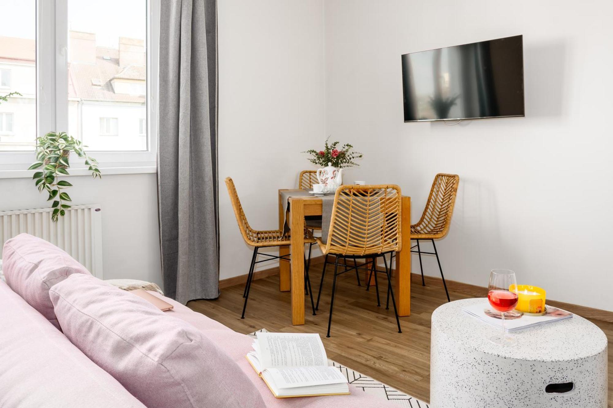 Days - Open-plan - Close To Vysehrad Castle Apartment Prague